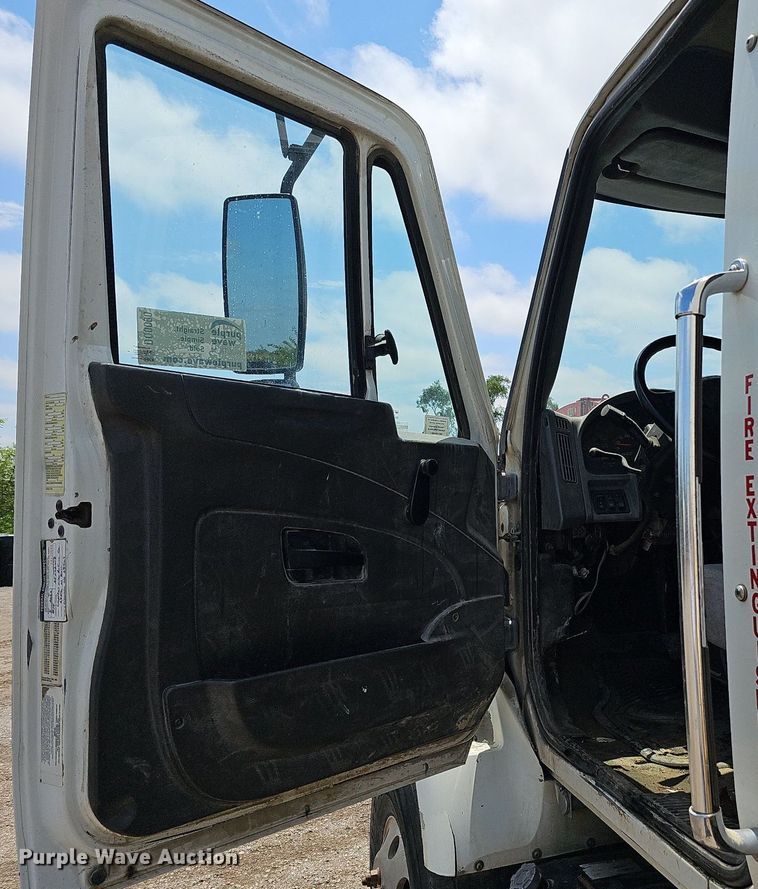 image for item DQ0090 2003 International 7400  refuse truck