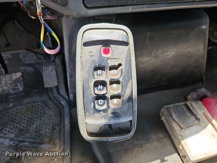 image for item DQ0090 2003 International 7400  refuse truck