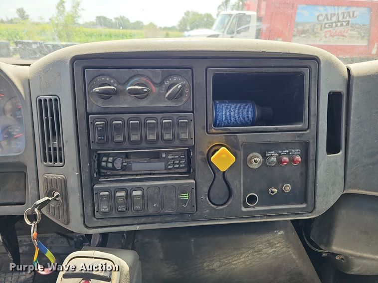 image for item DQ0090 2003 International 7400  refuse truck