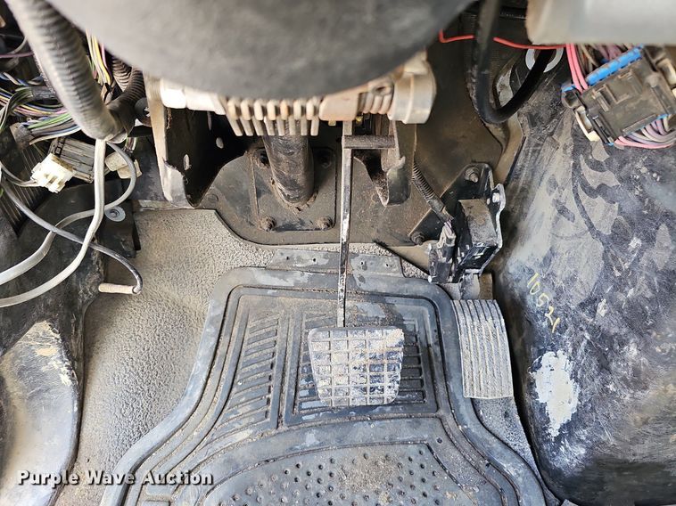 image for item DQ0090 2003 International 7400  refuse truck