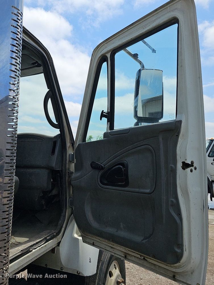 image for item DQ0090 2003 International 7400  refuse truck