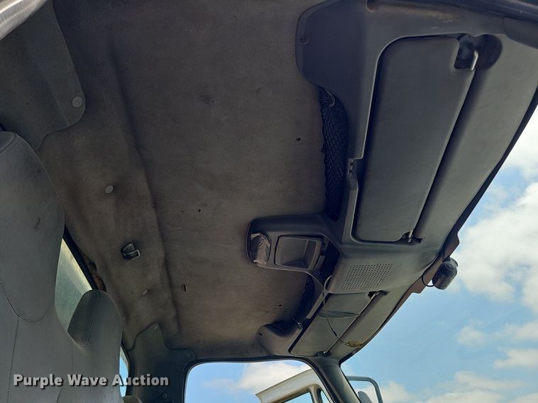 image for item DQ0090 2003 International 7400  refuse truck