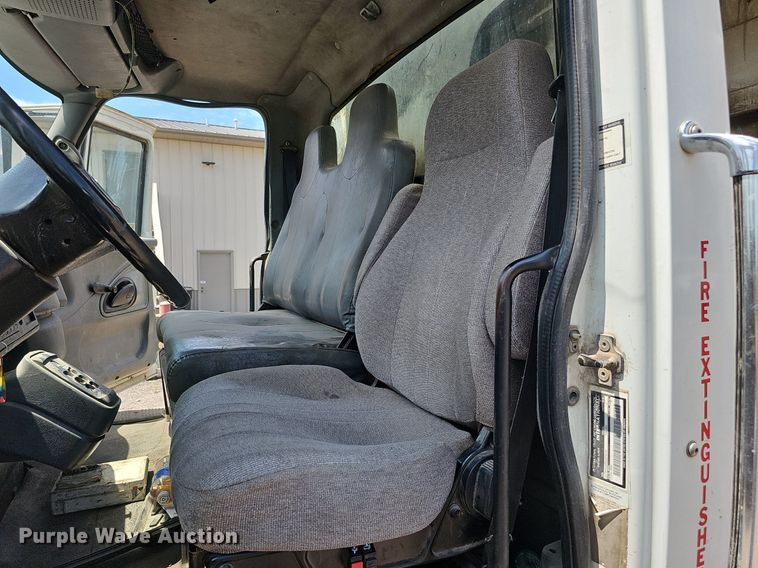 image for item DQ0090 2003 International 7400  refuse truck