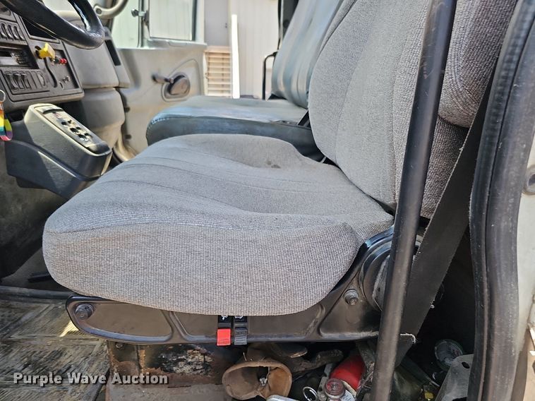 image for item DQ0090 2003 International 7400  refuse truck