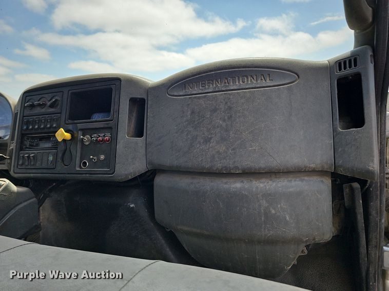 image for item DQ0090 2003 International 7400  refuse truck