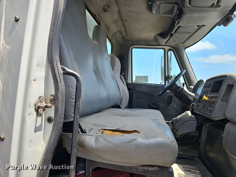 image for item DQ0090 2003 International 7400  refuse truck