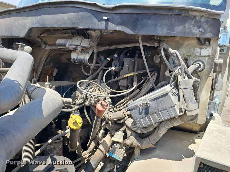 image for item DQ0090 2003 International 7400  refuse truck