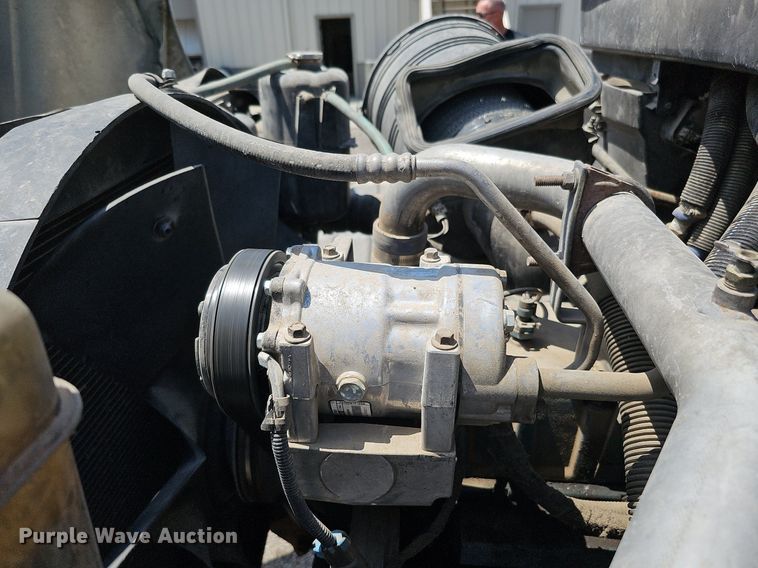 image for item DQ0090 2003 International 7400  refuse truck