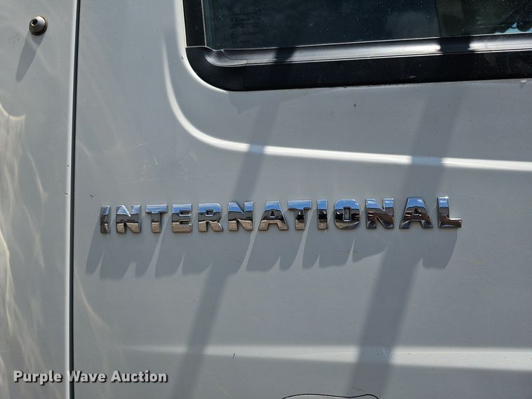 image for item DQ0090 2003 International 7400  refuse truck