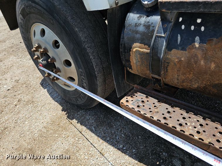 image for item DQ0090 2003 International 7400  refuse truck