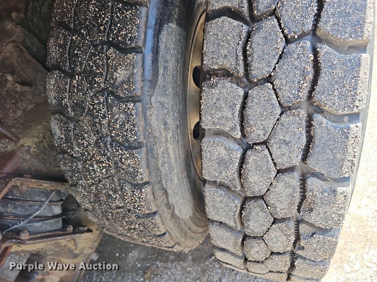 image for item DQ0090 2003 International 7400  refuse truck