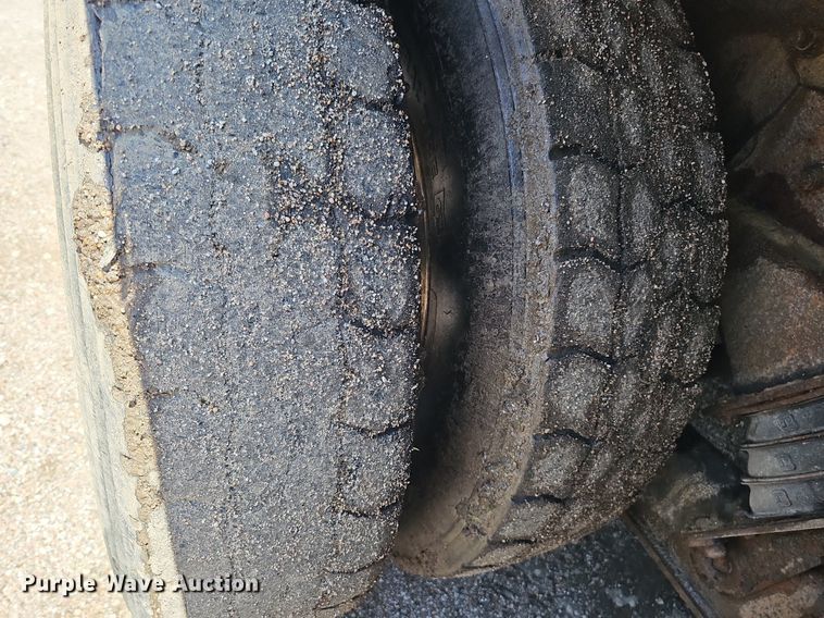 image for item DQ0090 2003 International 7400  refuse truck