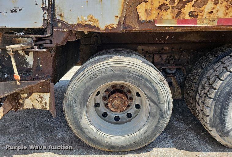 image for item DQ0090 2003 International 7400  refuse truck