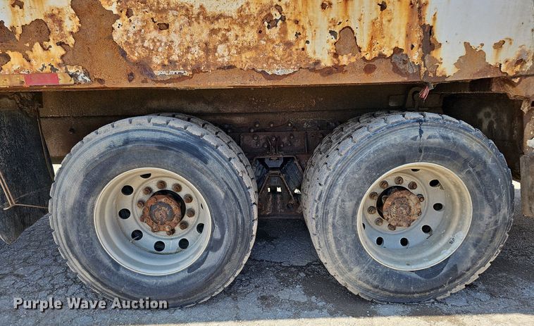 image for item DQ0090 2003 International 7400  refuse truck