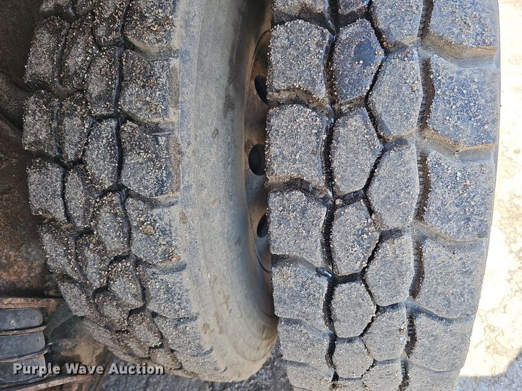 image for item DQ0090 2003 International 7400  refuse truck