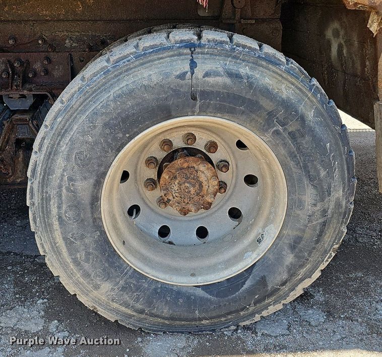 image for item DQ0090 2003 International 7400  refuse truck