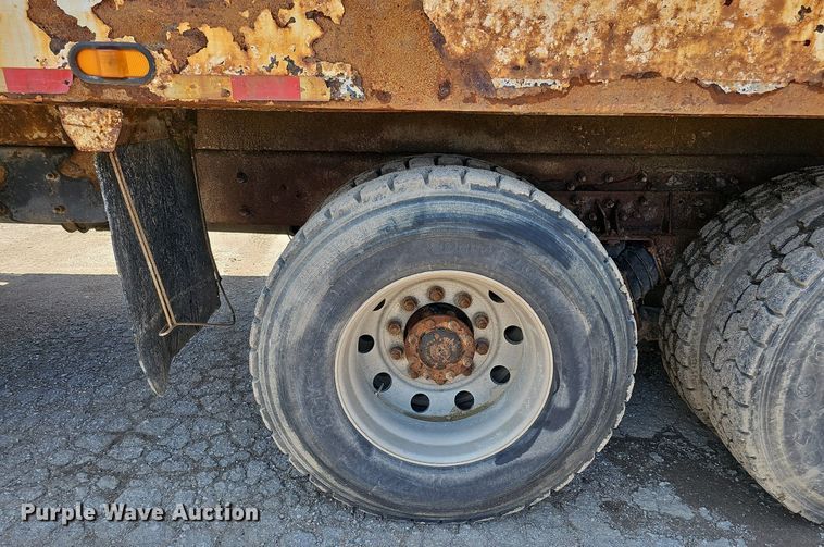 image for item DQ0090 2003 International 7400  refuse truck