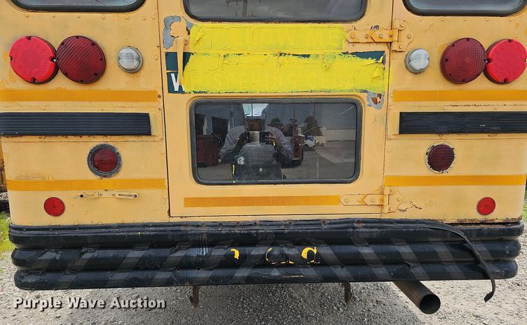 image for item DQ0117 1989 Ford B700  school bus