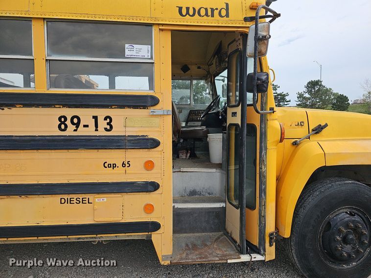 image for item DQ0117 1989 Ford B700  school bus
