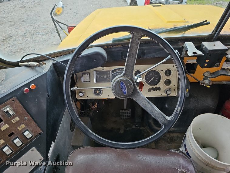 image for item DQ0117 1989 Ford B700  school bus