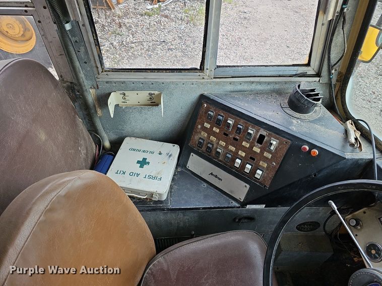 image for item DQ0117 1989 Ford B700  school bus