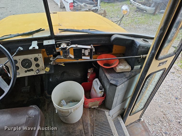 image for item DQ0117 1989 Ford B700  school bus