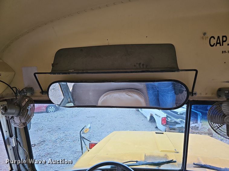 image for item DQ0117 1989 Ford B700  school bus