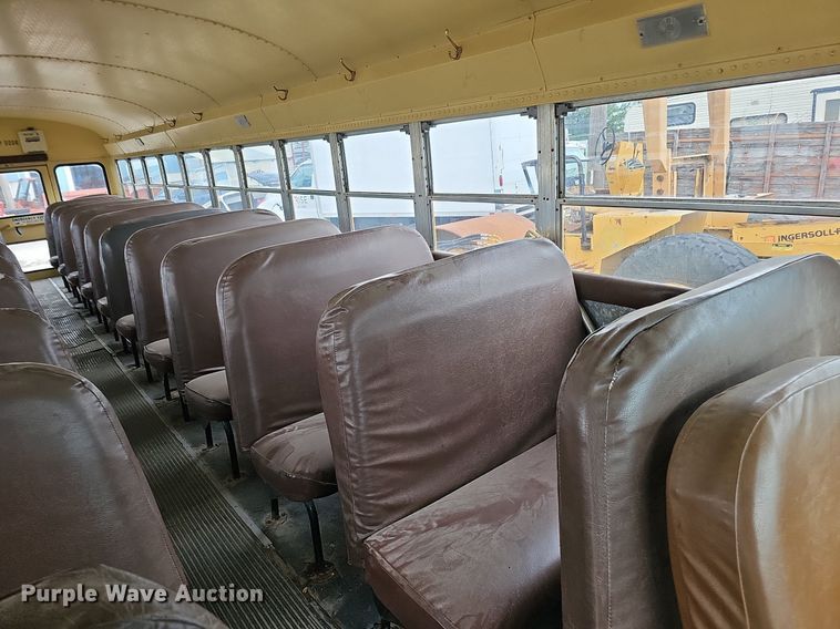 image for item DQ0117 1989 Ford B700  school bus