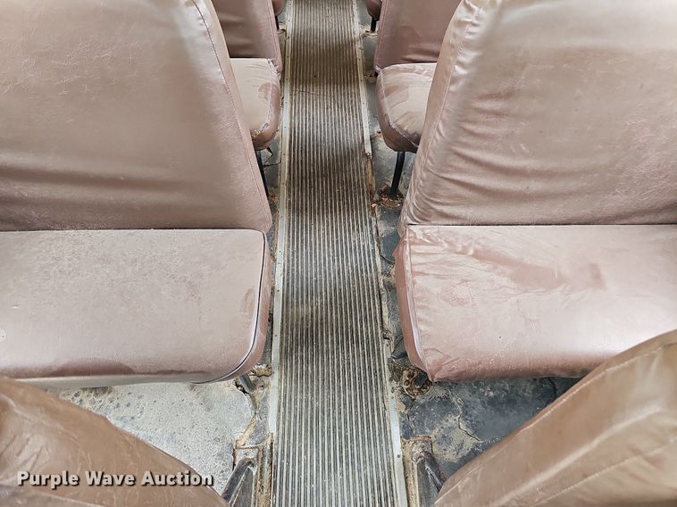 image for item DQ0117 1989 Ford B700  school bus