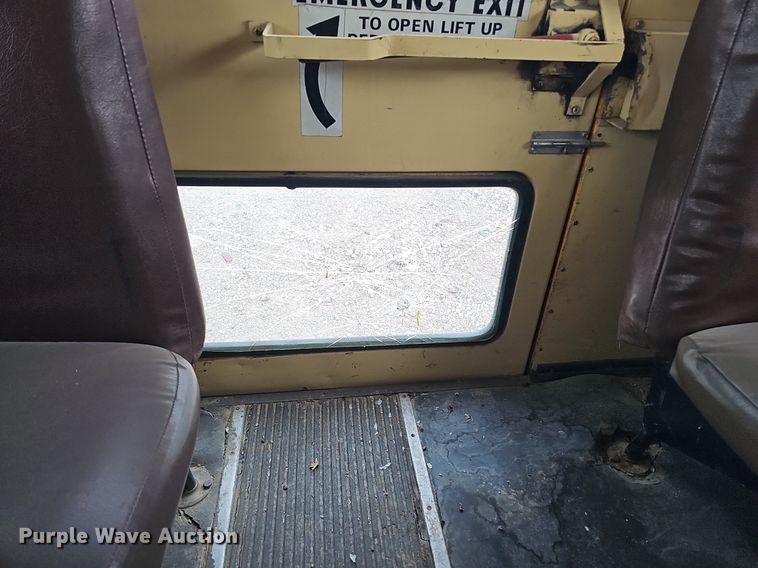 image for item DQ0117 1989 Ford B700  school bus