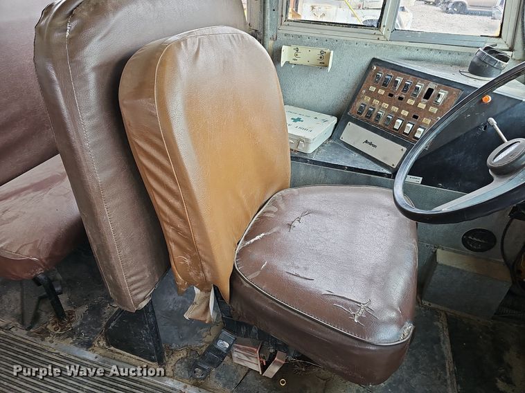 image for item DQ0117 1989 Ford B700  school bus