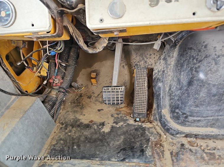 image for item DQ0117 1989 Ford B700  school bus