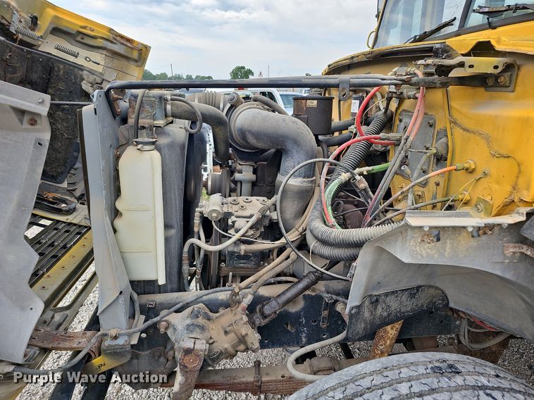 image for item DQ0117 1989 Ford B700  school bus