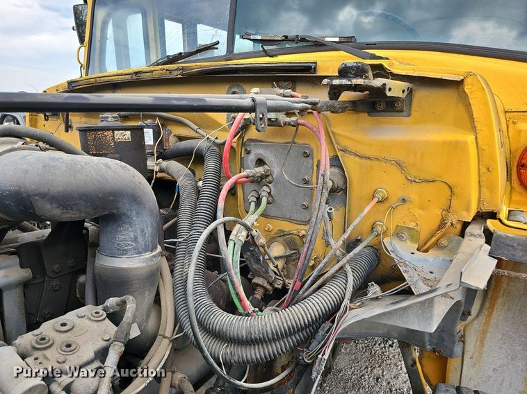 image for item DQ0117 1989 Ford B700  school bus