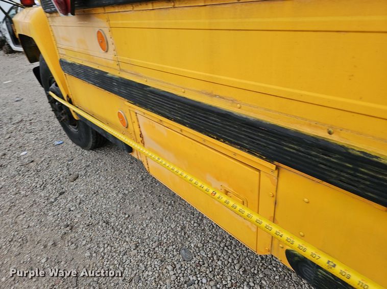 image for item DQ0117 1989 Ford B700  school bus