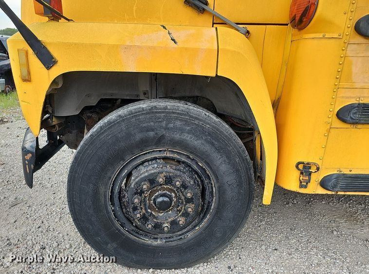 image for item DQ0117 1989 Ford B700  school bus