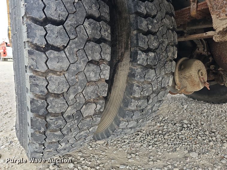 image for item DQ0117 1989 Ford B700  school bus