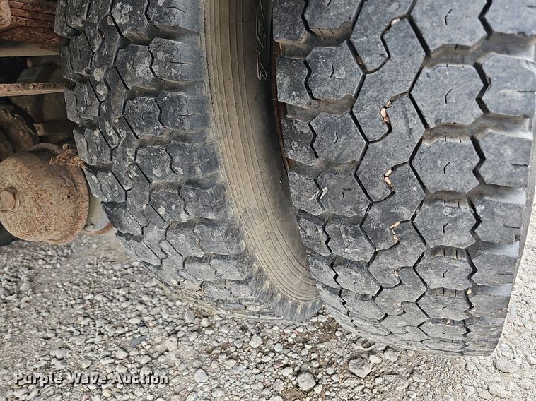 image for item DQ0117 1989 Ford B700  school bus