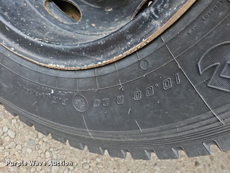 image for item DQ0117 1989 Ford B700  school bus