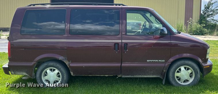 image for item DQ0845 2002 GMC Safari  van