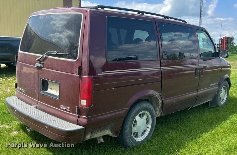 image for item DQ0845 2002 GMC Safari  van
