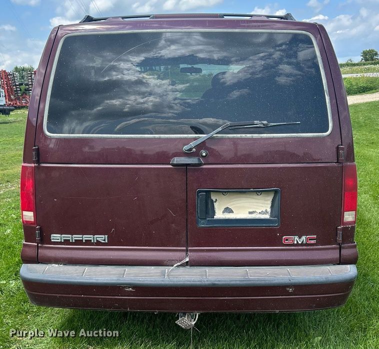 image for item DQ0845 2002 GMC Safari  van