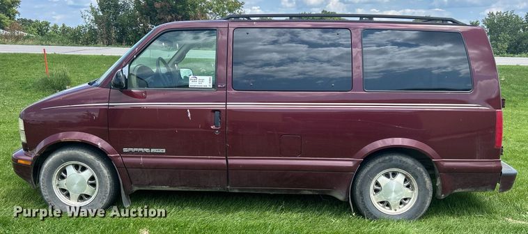 image for item DQ0845 2002 GMC Safari  van
