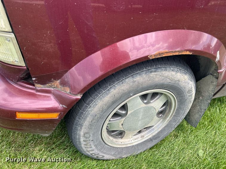 image for item DQ0845 2002 GMC Safari  van