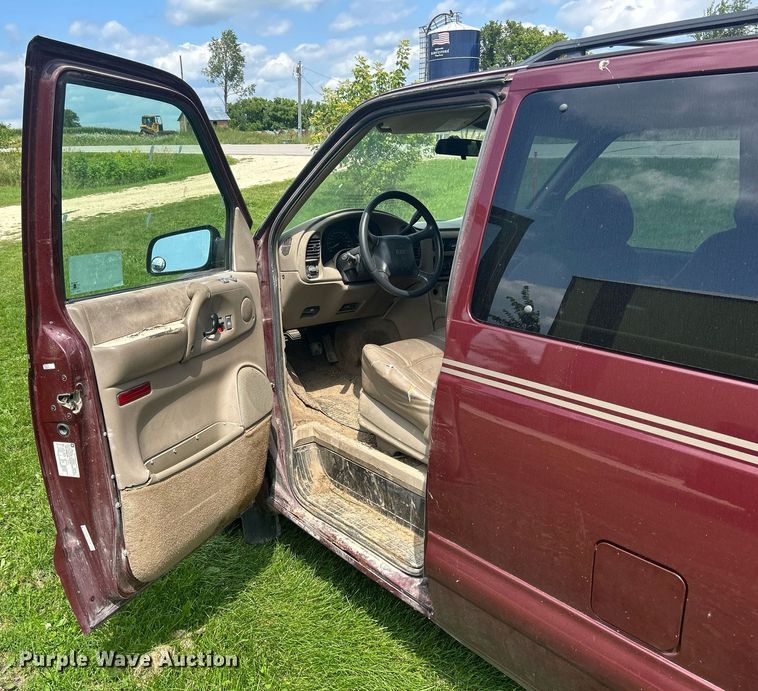 image for item DQ0845 2002 GMC Safari  van