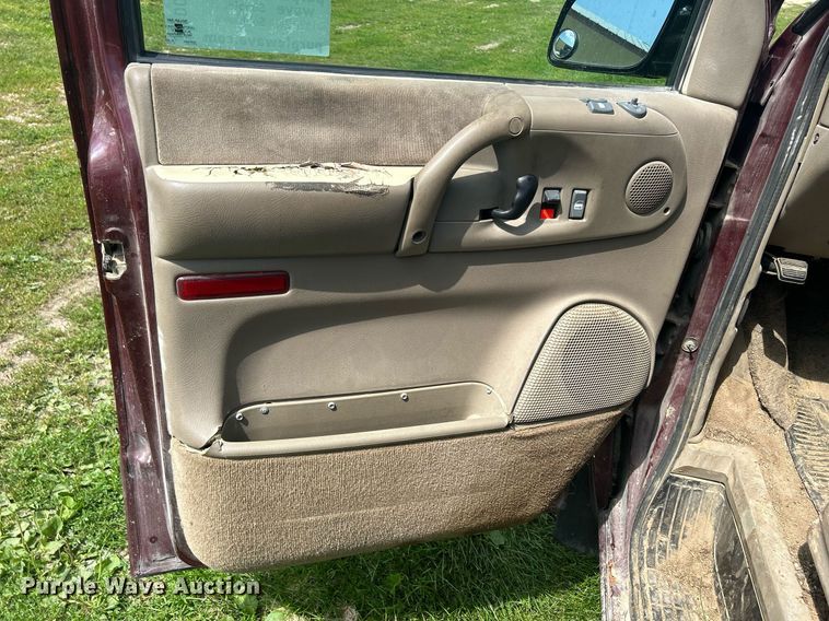image for item DQ0845 2002 GMC Safari  van