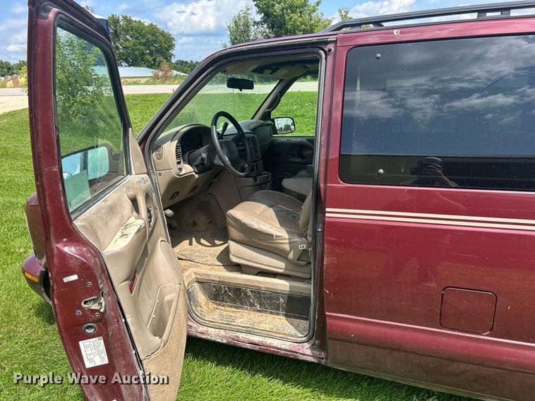 image for item DQ0845 2002 GMC Safari  van
