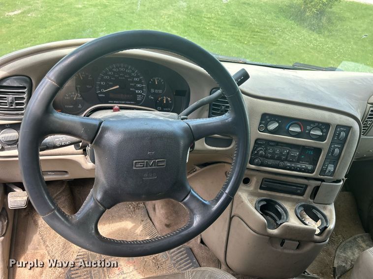 image for item DQ0845 2002 GMC Safari  van