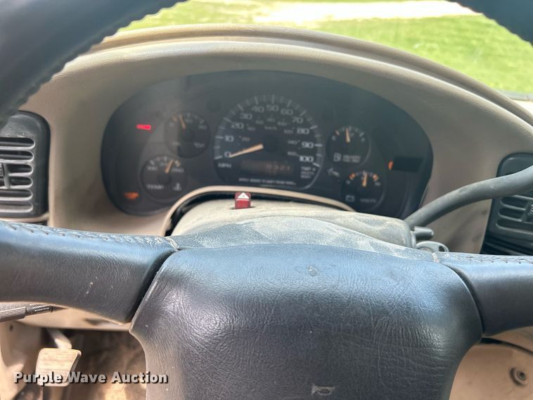 image for item DQ0845 2002 GMC Safari  van