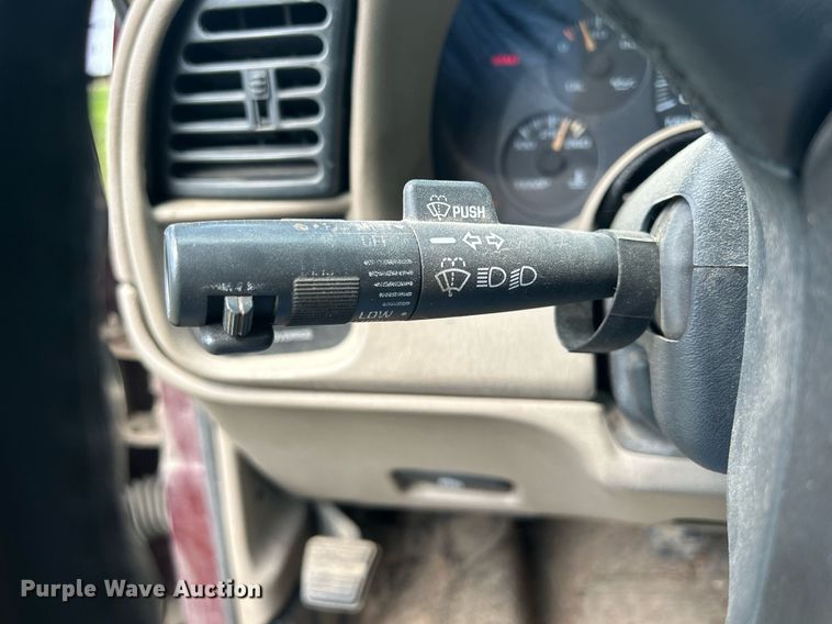 image for item DQ0845 2002 GMC Safari  van